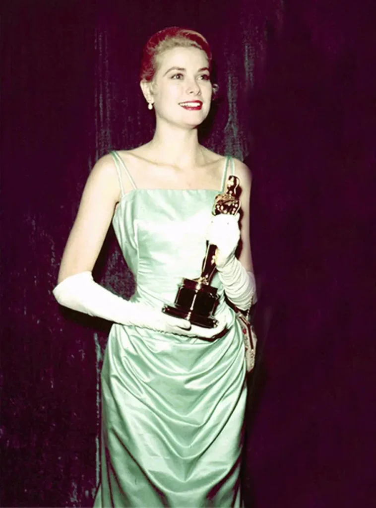 Grace Kelly a remporté un Oscar en 1955. Elle a reçu l'Oscar de la meilleure actrice pour son rôle de Georgie Elgin dans le film "The Country Girl". À cette occasion, elle portait une superbe robe en soie vert menthe signée Edith Head.